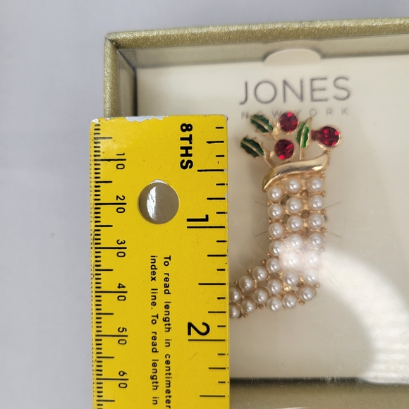 Brooch of Pearlized Stocking with Holly & Ivy Rhinestones Jones New York - Picture 5 of 7